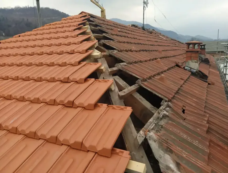 Yağış altındaki çatıda su sızıntısı riski