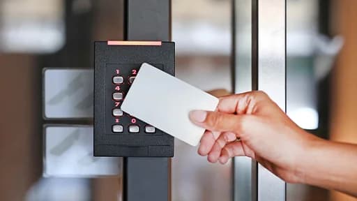 Geçiş Kontrol Sistemleri – Kartlı geçiş sistemleri