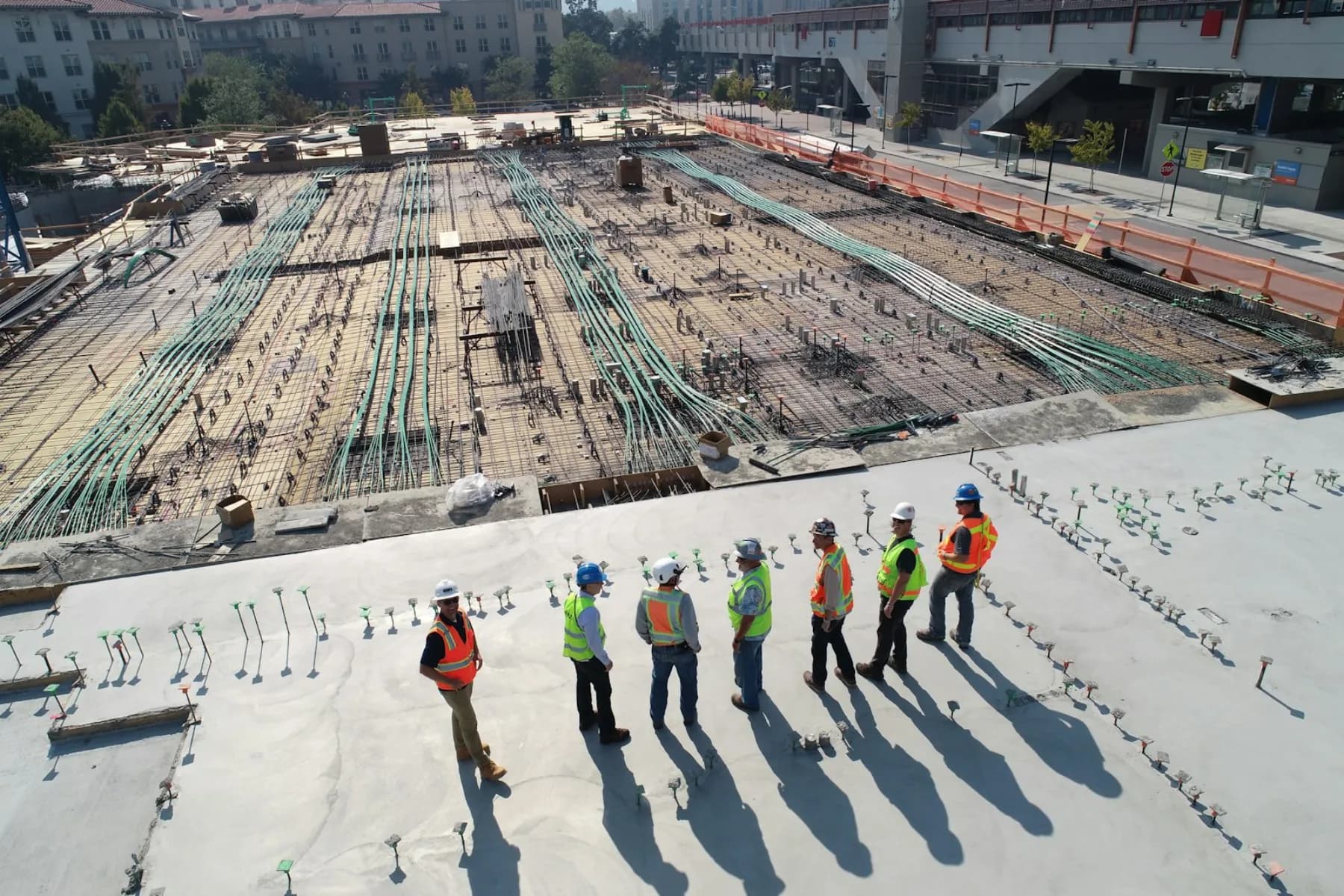 İnşaat şantiyesinde vinç ekibi - Zirve İnşaat iletişim sayfası görseli